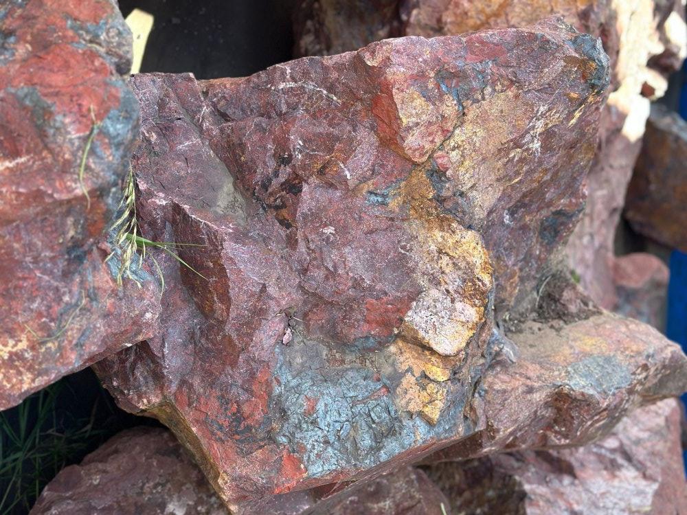 Камни для ландшафтного дизайна красно-фиолетовые 10-60 килограмм купить в Можайску