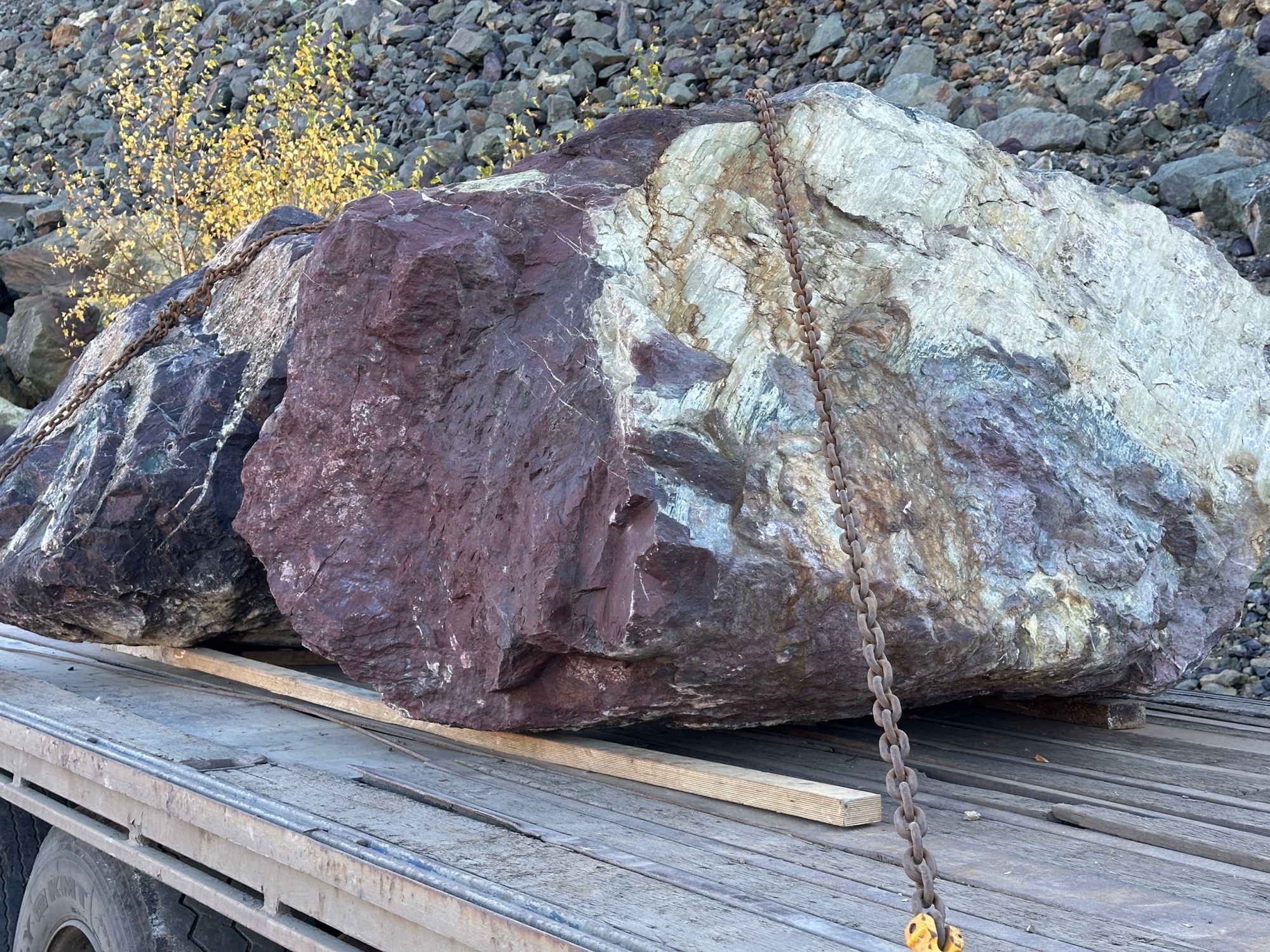 Огромные красно-фиолетовые валуны для ландшафтного дизайна весом более 5 тонн купить в Можайску