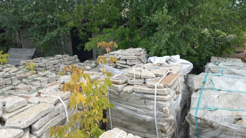 Плитняк галтованный гранитный для ландшафтного дизайна купить в Можайску