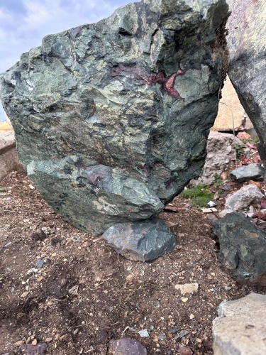 Гигантские зелёные валуны для ландшафтного дизайна весом более 5 тонн купить в Можайску