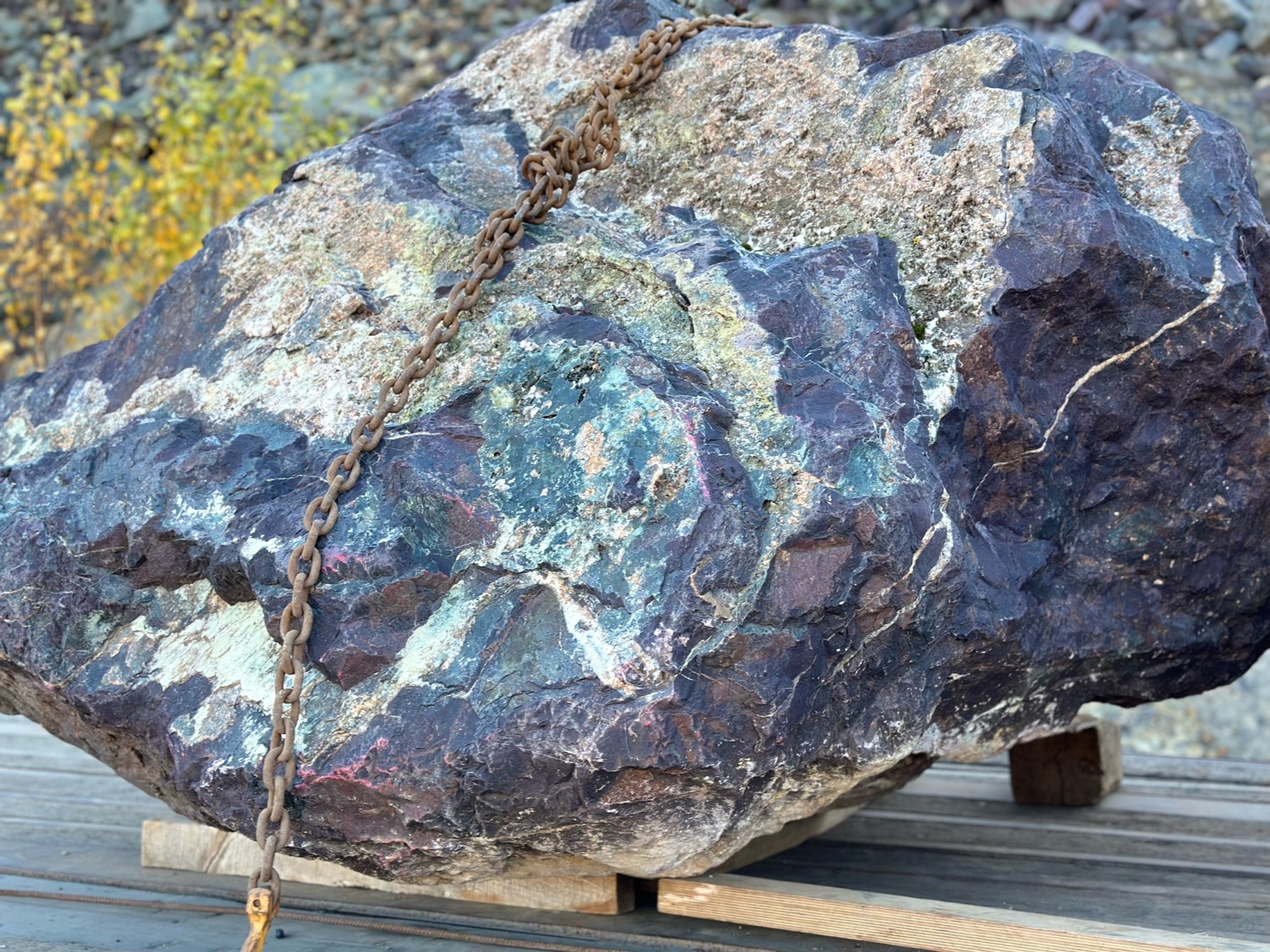 Огромные красно-фиолетовые валуны для ландшафтного дизайна весом более 5 тонн купить в Можайску