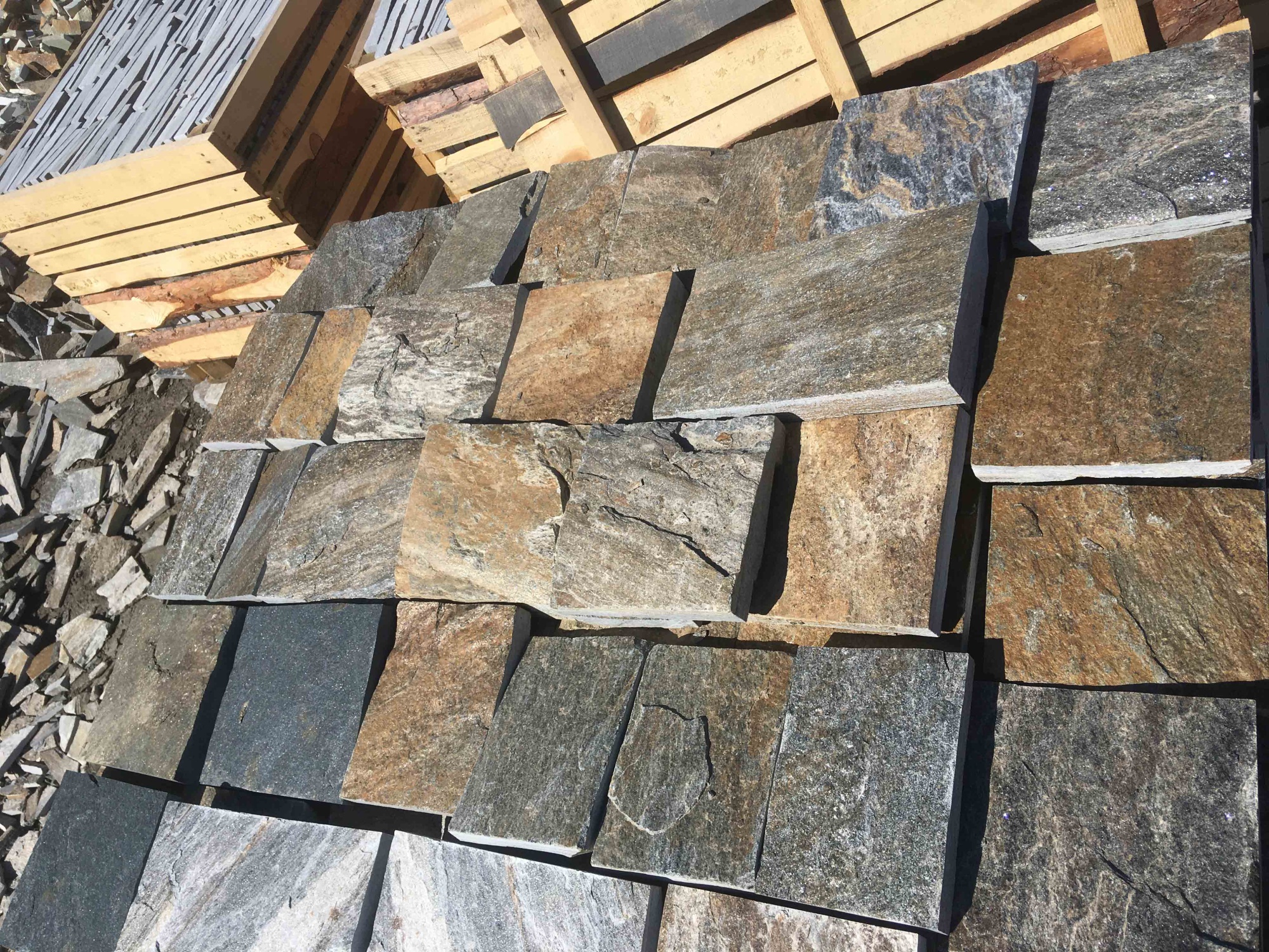 Плитка пилёная златолит Уральский для цоколя, отмостки купить в Можайску