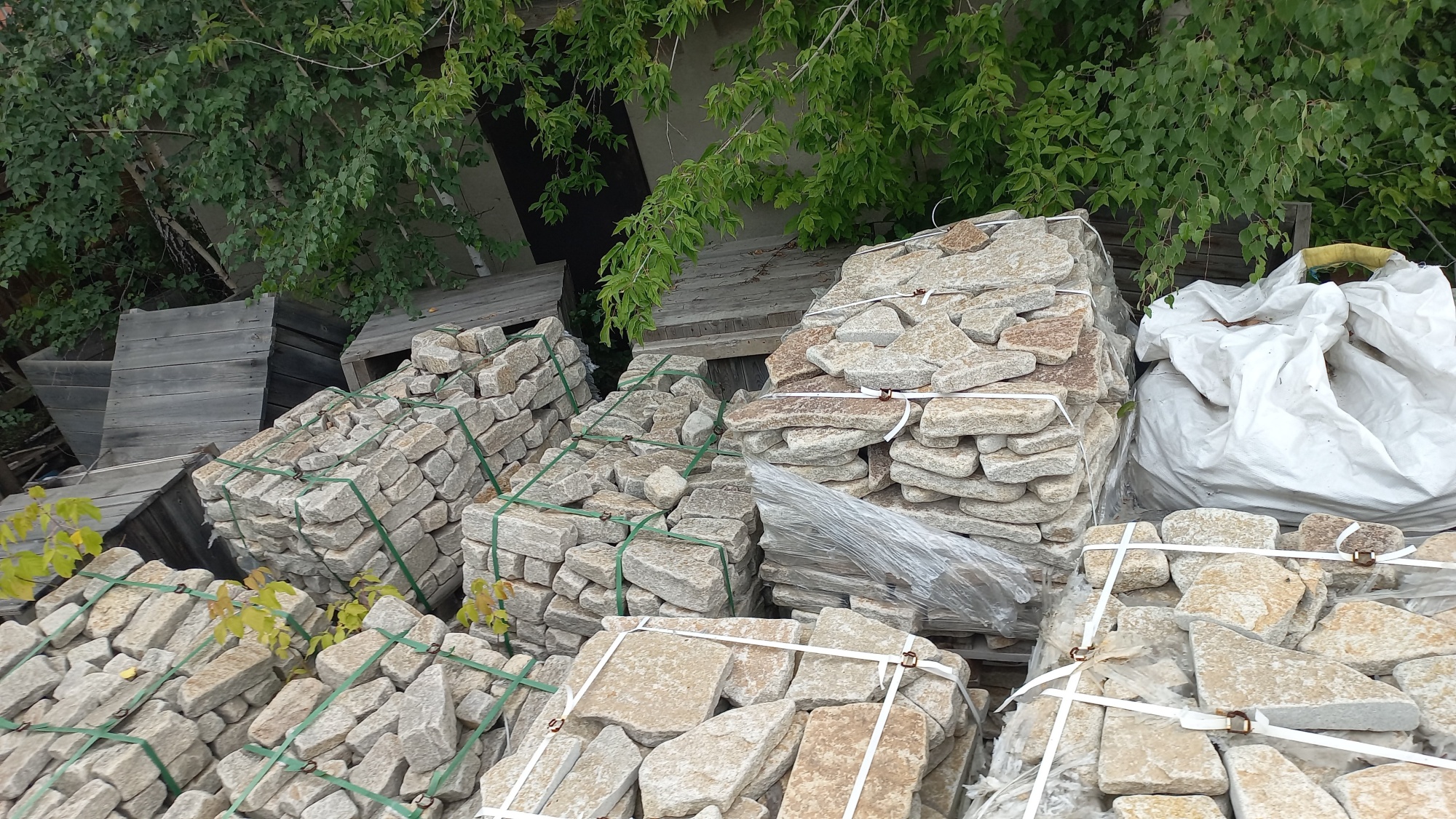 Плитняк гранитный галтованный купить в Можайску