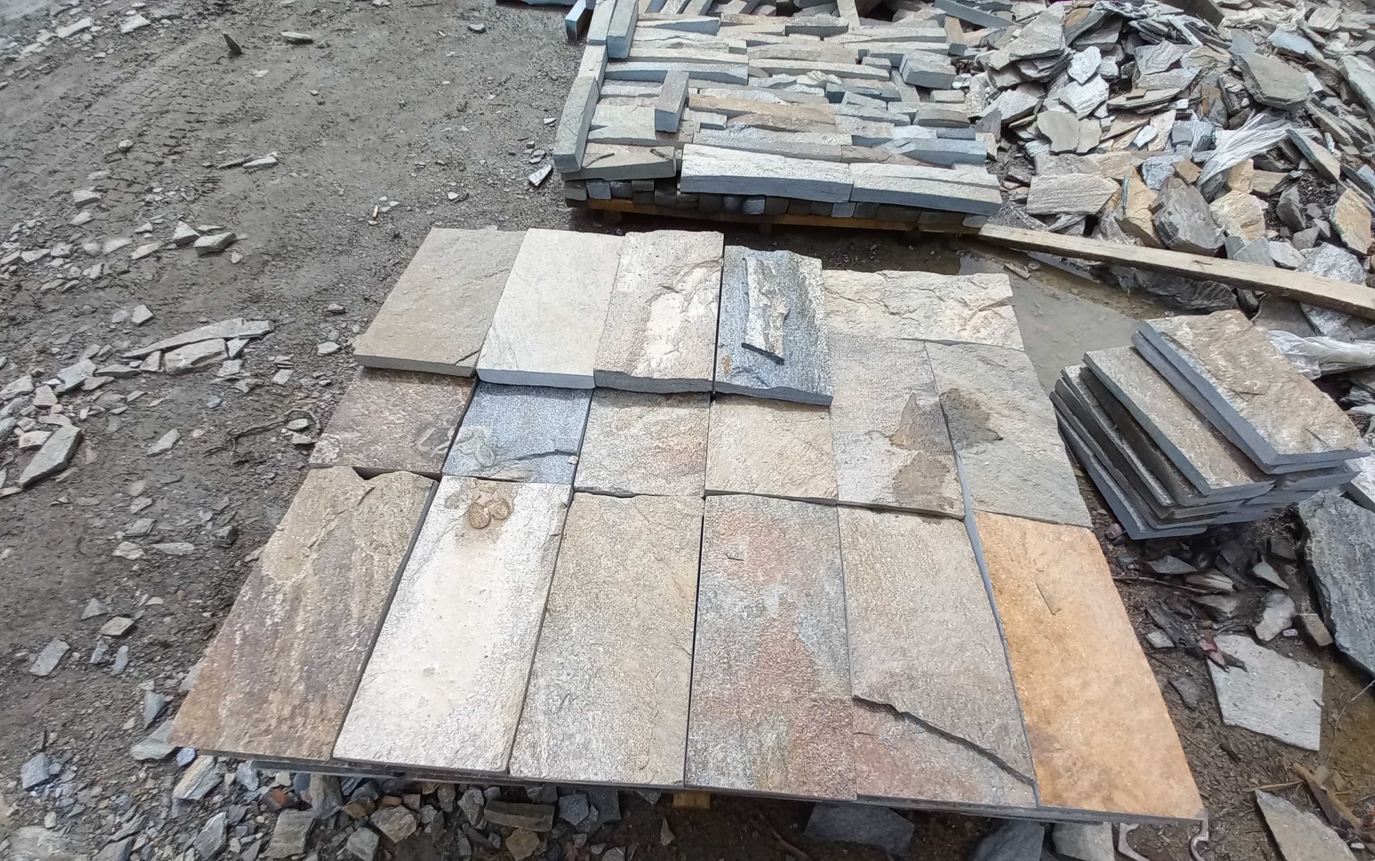 Плитка пилёная златолит Уральский для цоколя, отмостки купить в Можайску