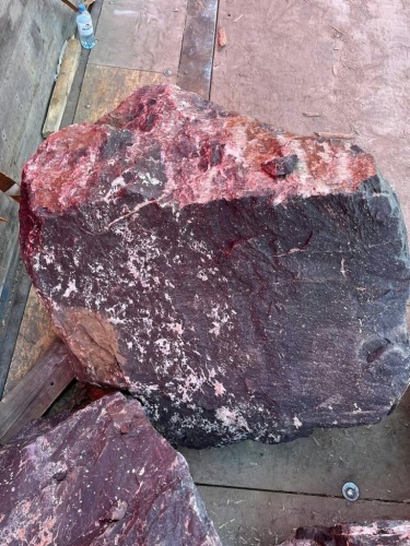 Камни для ландшафтного дизайна красно-фиолетовые 10-60 килограмм купить в Можайску