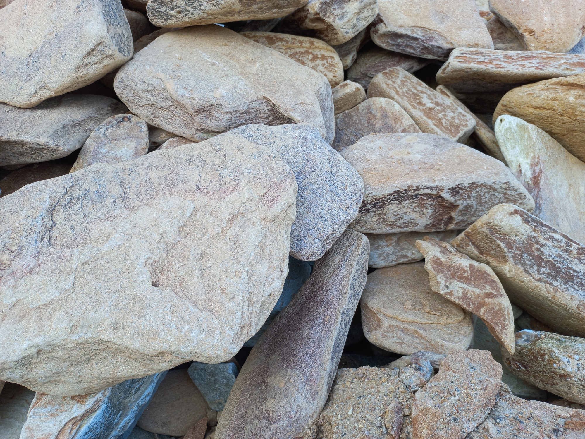 Златолит жёлтый, жёлто-зелёный глыбки и валуны для ланшафтного дизайна купить в Можайску