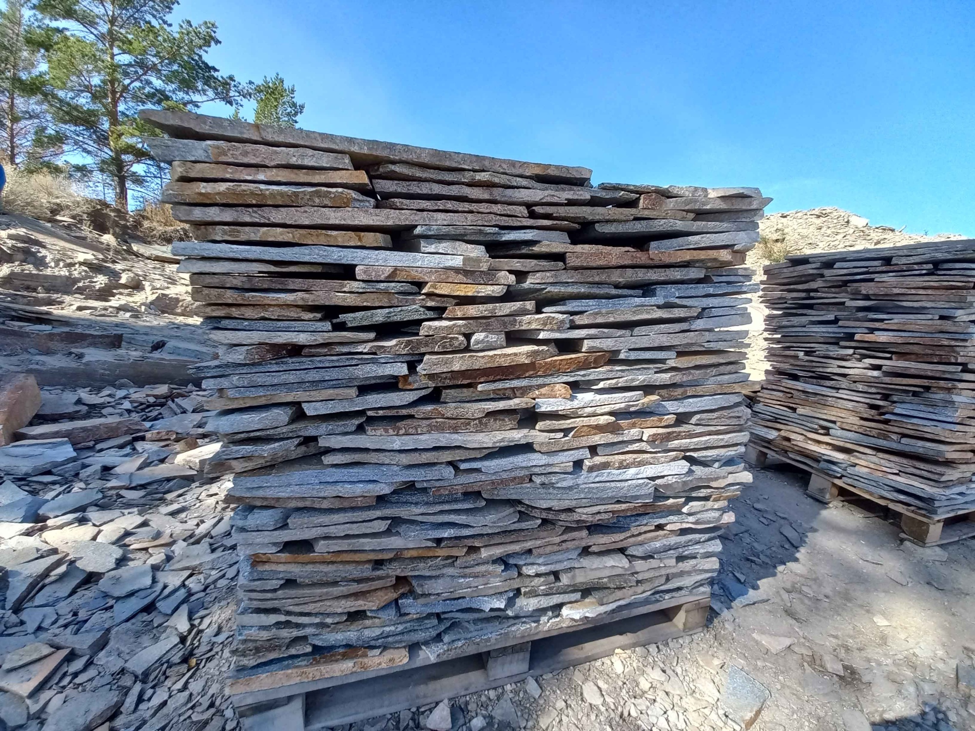 Плитняк златолит серебристый для фасада купить в Можайску