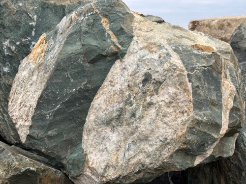 Гигантские зелёные валуны для ландшафтного дизайна весом более 5 тонн купить в Можайску