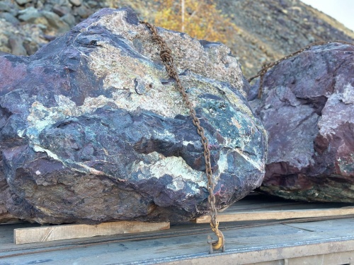 Огромные красно-фиолетовые валуны для ландшафтного дизайна весом более 5 тонн купить в Можайску