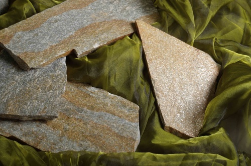 Плитняк златолит Уральский для цоколя, отмостки купить в Можайску