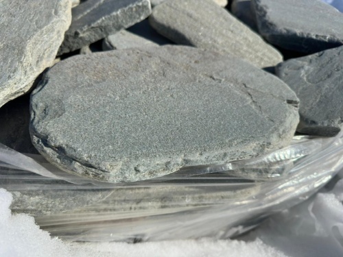 Плитняк златолит зелёный галтованный для мощения на бетон купить в Можайску